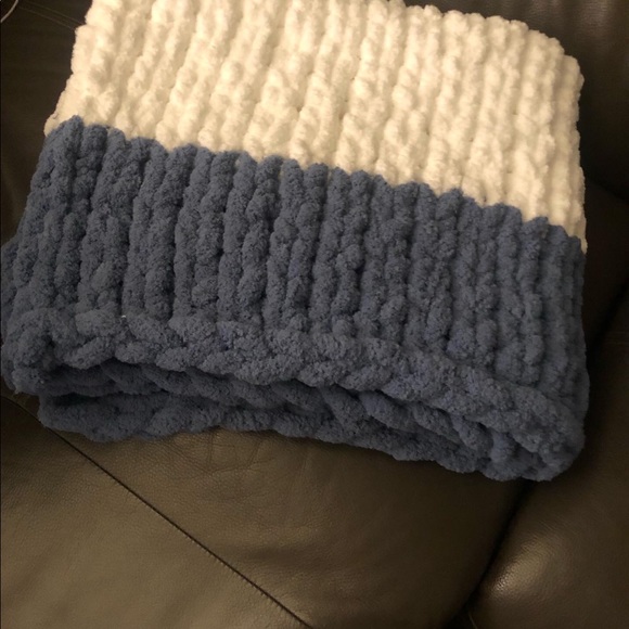TAKING ORDERS NOW I make chunky blankets , small 65.00, med 85.00, large 145.00 - Picture 3 of 16
